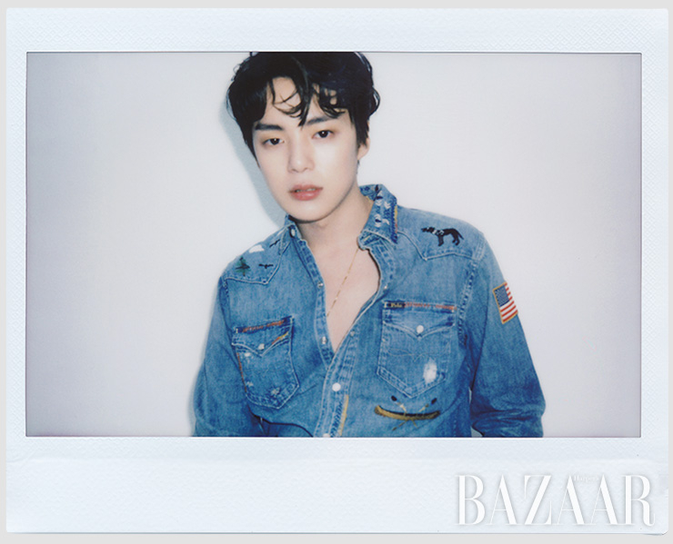 셔츠, 팬츠는 모두 Polo Ralph Lauren. 목걸이는 Verutum. 실버 팔찌는 John Hardy. 블랙 레더 팔찌, 반지는 모두 Chrome Hearts.