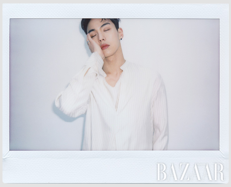 셔츠, 팬츠는 모두 Kimseoryong Homme. 반지는 Chrome Hearts. 슬리퍼는 Cos.