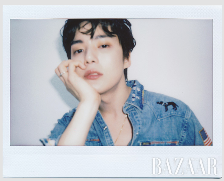 셔츠, 팬츠는 모두 Polo Ralph Lauren. 목걸이는 Verutum. 실버 팔찌는 John Hardy. 블랙 레더 팔찌, 반지는 모두 Chrome Hearts.