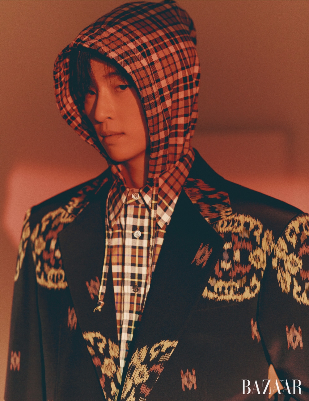 체크 후드 셔츠는 Songzio Homme, 투 버튼 패턴 블레이저는 Kimseoryong Homme, 라인 팬츠는 Ordinary People, 레터링 슈즈는 Dr. Martens × Sex Pistols.