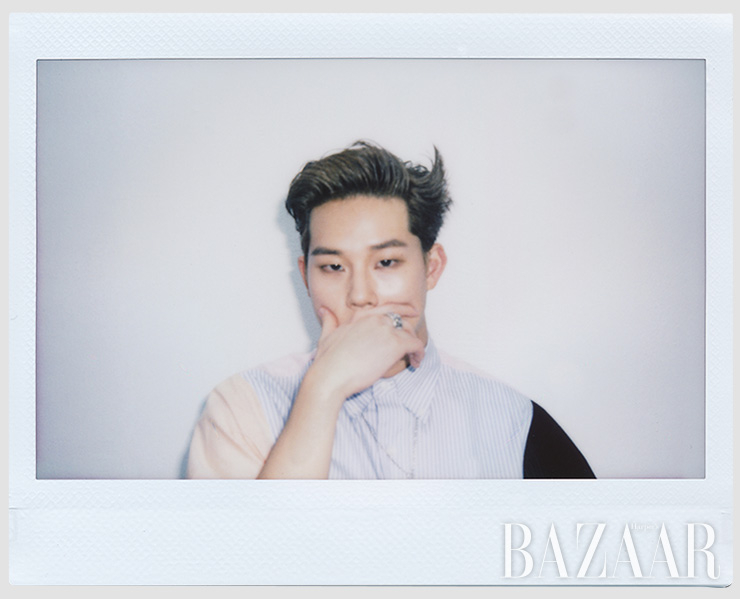 셔츠는 Prada. 슬리브리스는 Acne Studios. 팬츠는 Ordinary People. 목걸이는 Ille Lan. 팔찌는 John Hardy. 반지는 Chrome Hearts.