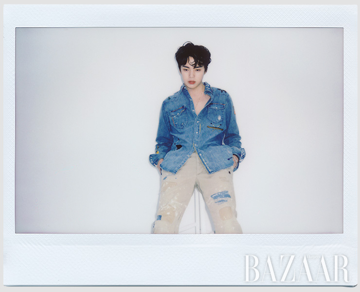 셔츠, 팬츠는 모두 Polo Ralph Lauren. 목걸이는 Verutum. 실버 팔찌는 John Hardy. 블랙 레더 팔찌, 반지는 모두 Chrome Hearts.