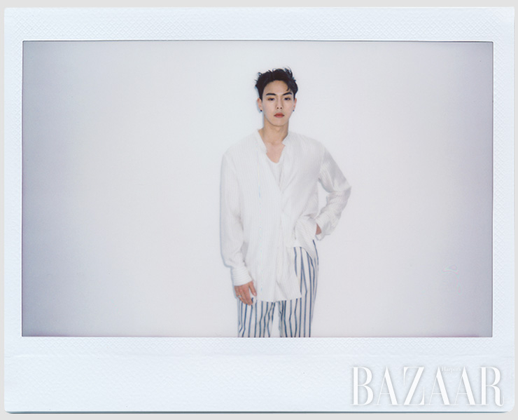 셔츠, 팬츠는 모두 Kimseoryong Homme. 반지는 Chrome Hearts. 슬리퍼는 Cos.