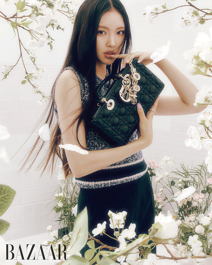 혜인이 입은 니트 베스트, 팬츠, 카나주 패턴 램스킨 소재의 ‘레이디 D-조이’ 백, 백 참, 반지는 모두 Dior. 메이크업은 모두 Christian Dior Beauty.