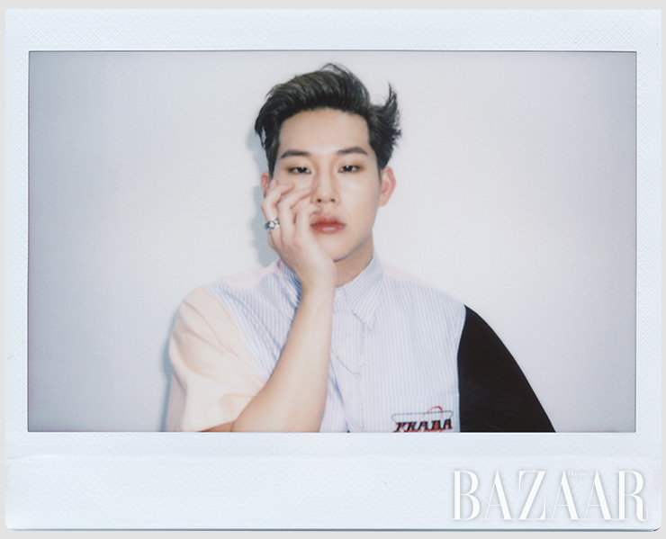 셔츠는 Prada. 슬리브리스는 Acne Studios. 팬츠는 Ordinary People. 목걸이는 Ille Lan. 팔찌는 John Hardy. 반지는 Chrome Hearts.