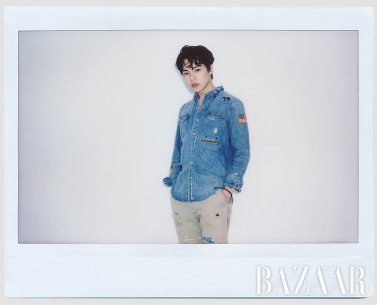 셔츠, 팬츠는 모두 Polo Ralph Lauren. 목걸이는 Verutum. 실버 팔찌는 John Hardy. 블랙 레더 팔찌, 반지는 모두 Chrome Hearts.