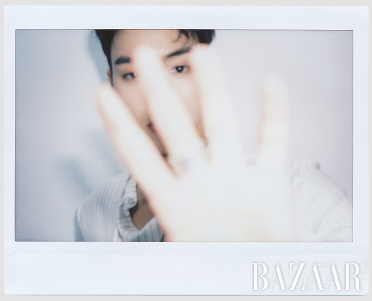 셔츠, 팬츠는 모두 Kimseoryong Homme. 반지는 Chrome Hearts. 슬리퍼는 Cos.