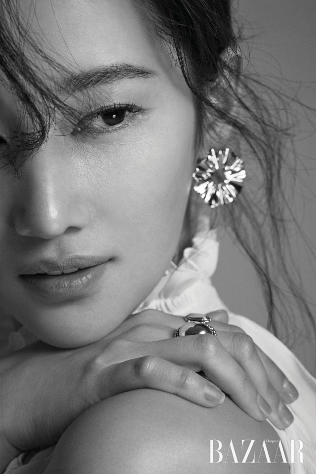 러플 장식 블라우스는 Lookast, 귀고리는 Mzuu, 반지는 모두 The New Normal 제품.