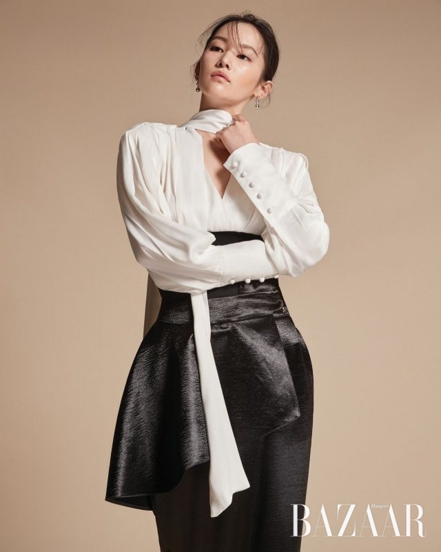 블라우스는 The Tint, 러플 장식 팬츠는 Nohke, 실버 볼 드롭 귀고리는 M’swag, 실버 스퀘어 반지는 Milton Attica, 실버 반지는 모두 One Enough 제품.