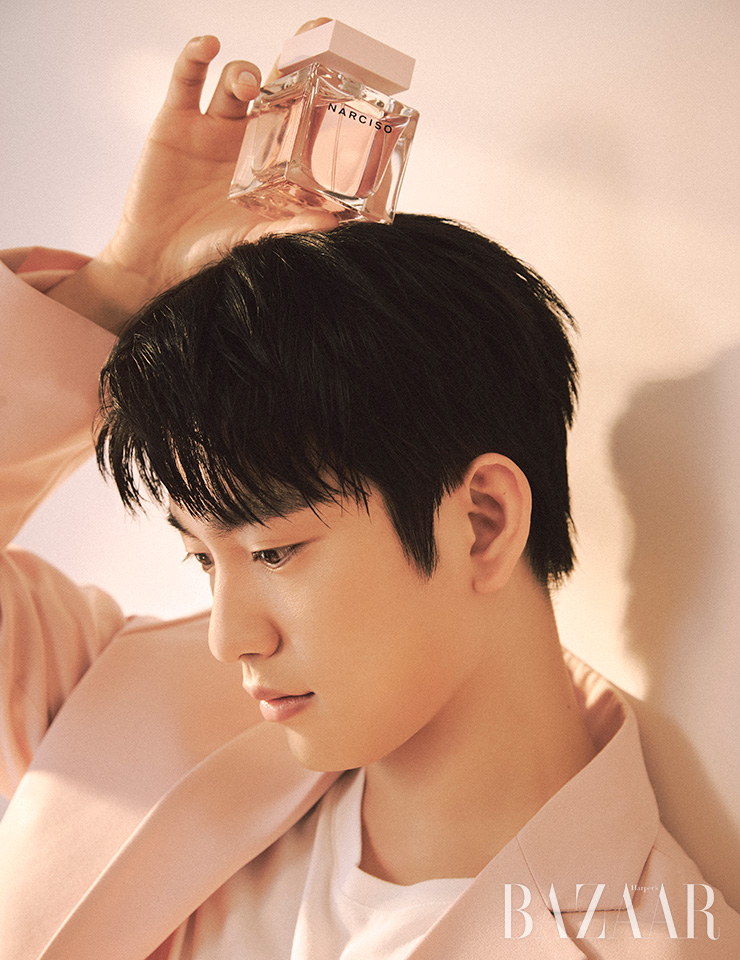 진영과 잘 어울리는 싱그럽고 우아한 플로럴 머스크 향. Narciso Rodriguez 나르시소 오 드 퍼퓸 크리스탈 90ml 16만3천원.