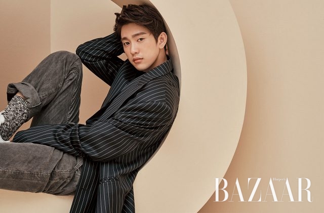 스트라이프 테일러드 재킷은 YCH, 니트 톱은 Juun. J, 데님 팬츠는 Sacai, 스니커즈는 Onitsuka Tiger ×Andrea Pompilio 제품.