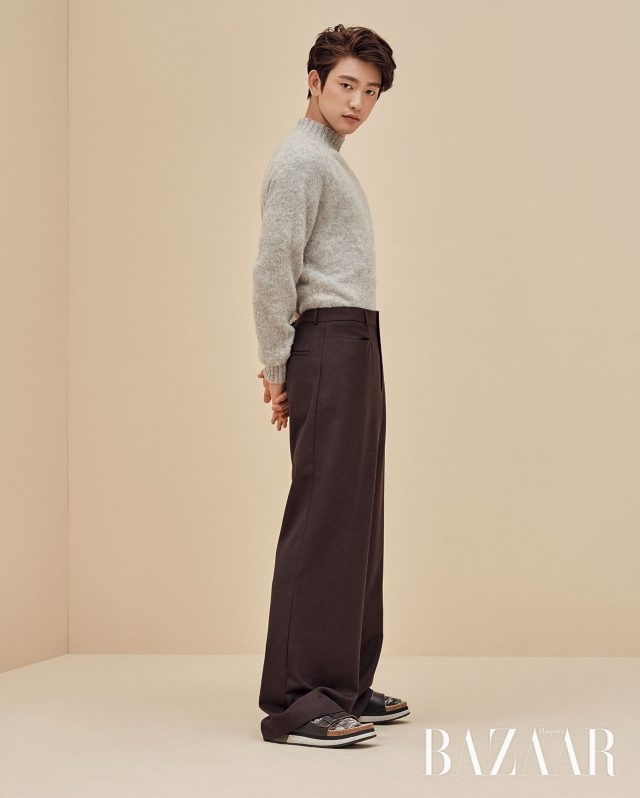 니트 톱은 YMC, 와이드 팬츠는 Cos, 스트랩 슬리퍼는 스타일리스트 소장품.