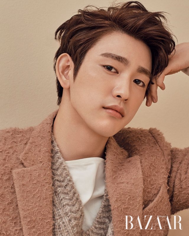 카센티노 소재의 재킷, 화이트 풀오버는 모두 Ermenegildo Zegna Couture, 이너로 입은 V넥 니트는 Wooyoungmi 제품.