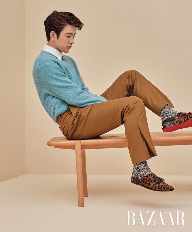 니트 톱은 Acne Studios, 화이트 셔츠는 Cos, 팬츠는 Ordinary People, 레오퍼드 태슬 슬리퍼는 Christian Louboutin 제품.