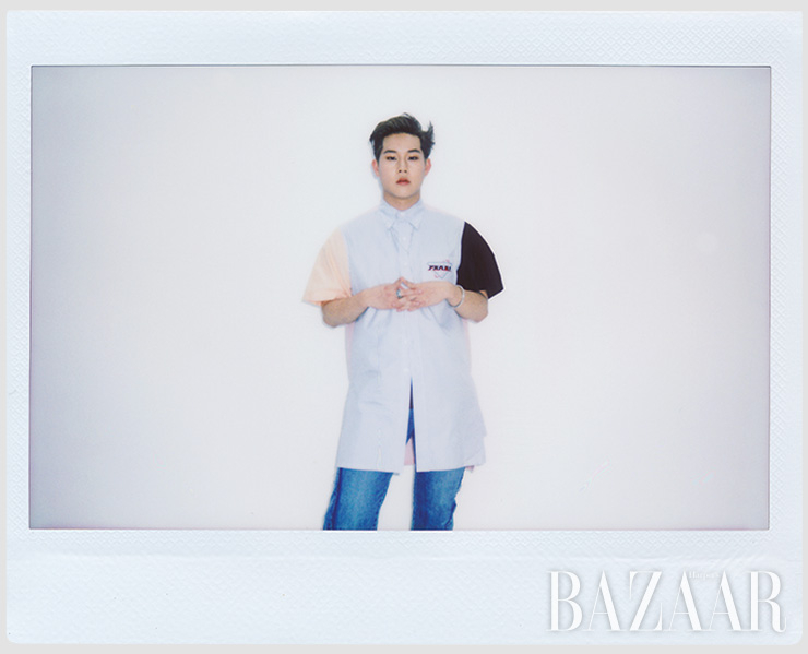 셔츠는 Prada. 슬리브리스는 Acne Studios. 팬츠는 Ordinary People. 목걸이는 Ille Lan. 팔찌는 John Hardy. 반지는 Chrome Hearts.