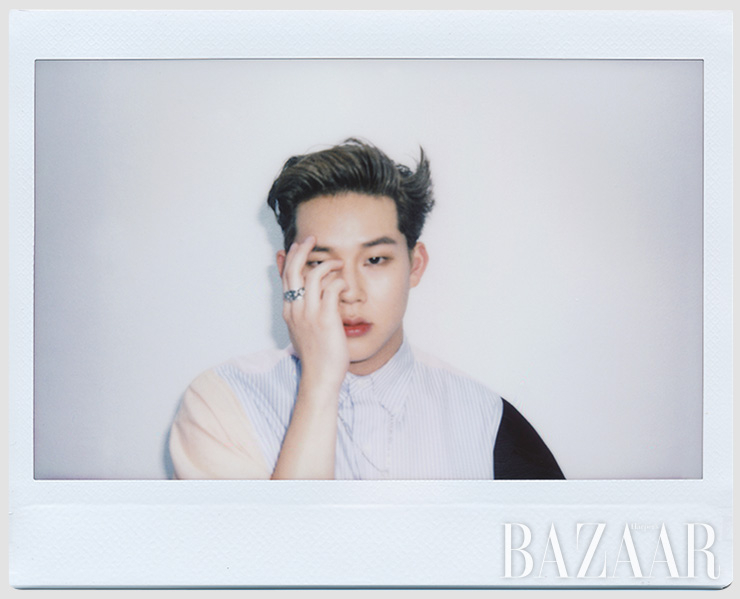 셔츠는 Prada. 슬리브리스는 Acne Studios. 팬츠는 Ordinary People. 목걸이는 Ille Lan. 팔찌는 John Hardy. 반지는 Chrome Hearts.