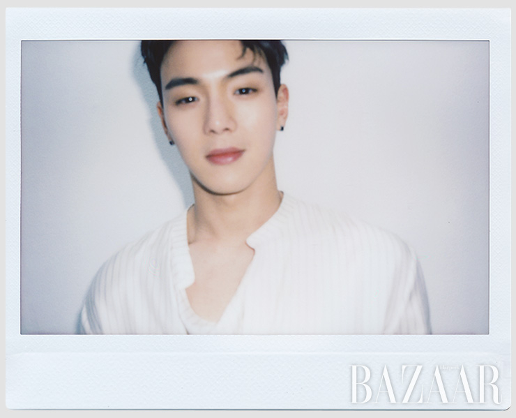 셔츠, 팬츠는 모두 Kimseoryong Homme. 반지는 Chrome Hearts. 슬리퍼는 Cos.