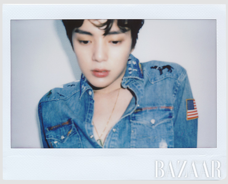 셔츠, 팬츠는 모두 Polo Ralph Lauren. 목걸이는 Verutum. 실버 팔찌는 John Hardy. 블랙 레더 팔찌, 반지는 모두 Chrome Hearts.