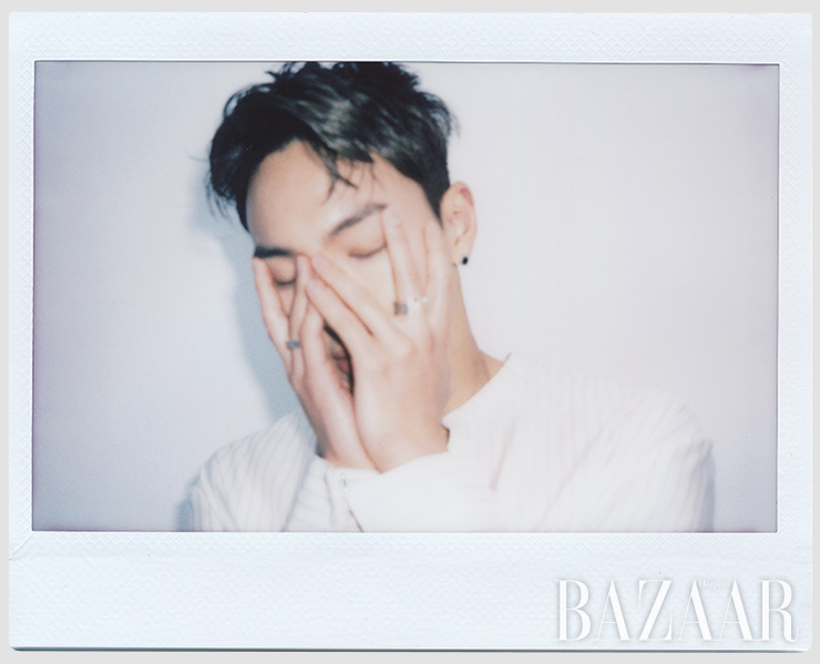 셔츠, 팬츠는 모두 Kimseoryong Homme. 반지는 Chrome Hearts. 슬리퍼는 Cos.