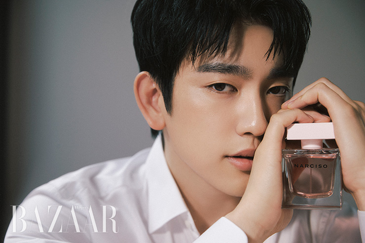 크리스탈처럼 투명한 쿼츠 로즈빛의 유리 보틀이 신비로운 매력을 선사한다. Narciso Rodriguez 나르시소 오 드 퍼퓸 크리스탈 90ml 16만3천원.